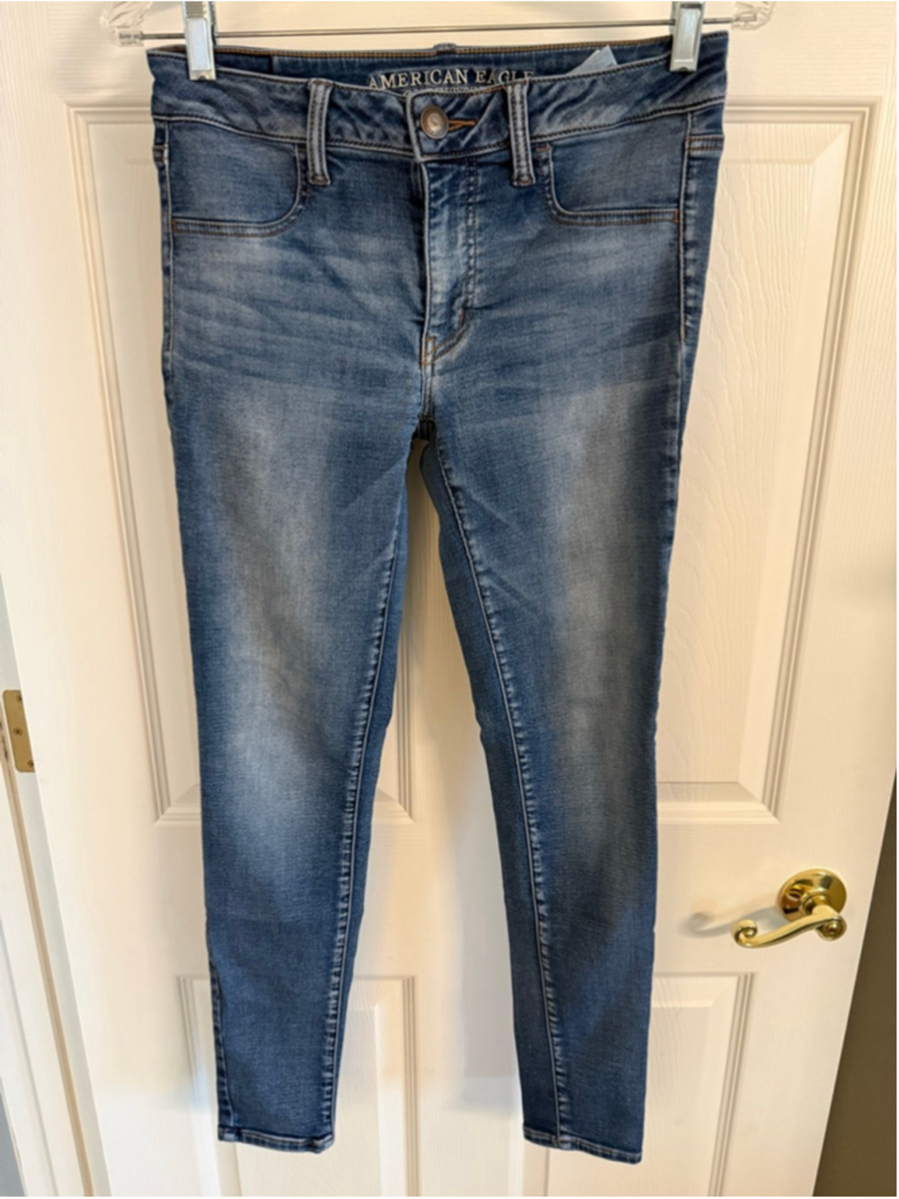 American Eagle jegging-style jeans medium wash whiskering at the hips sz 6